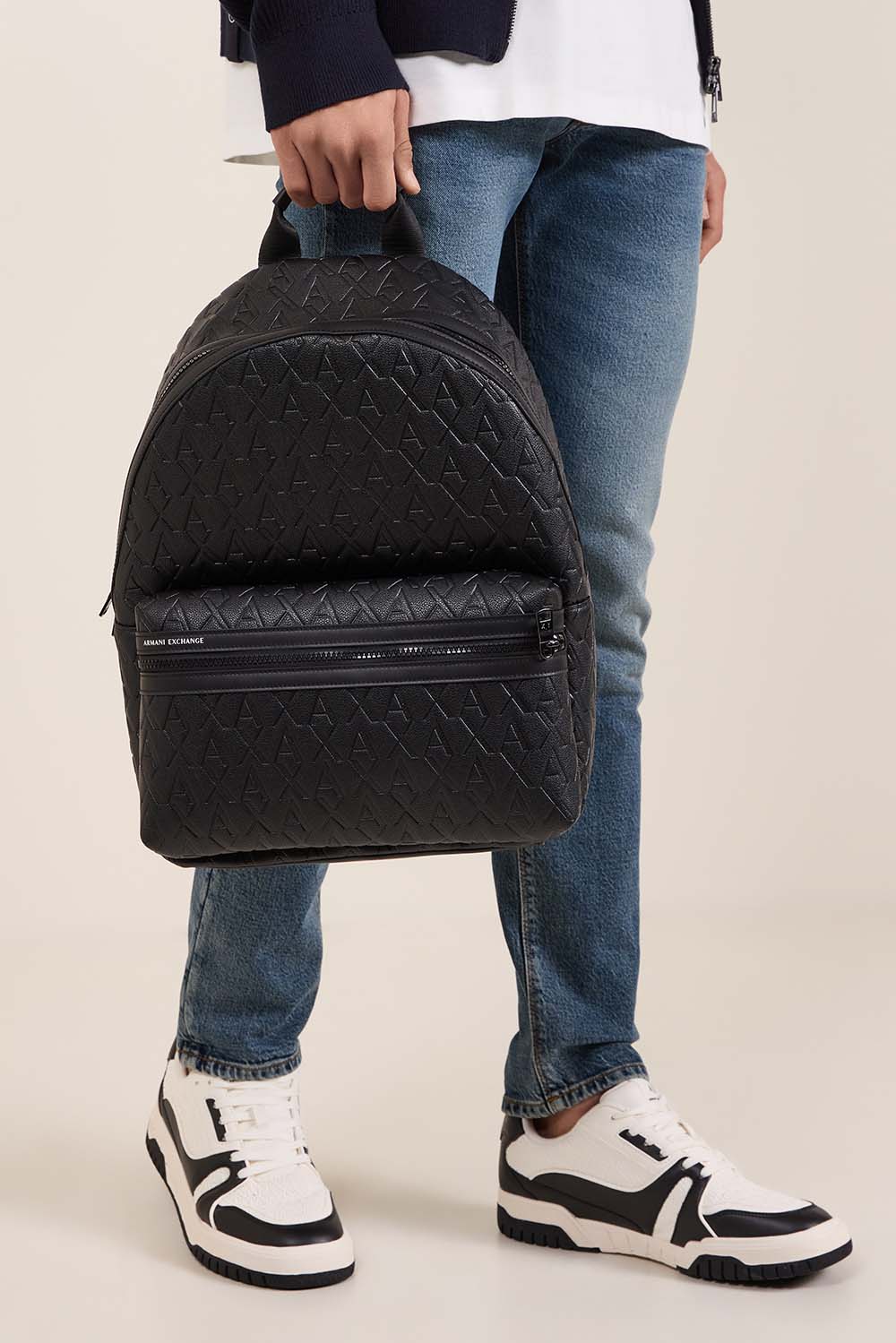 תמונת כל הלוק של תיק גב